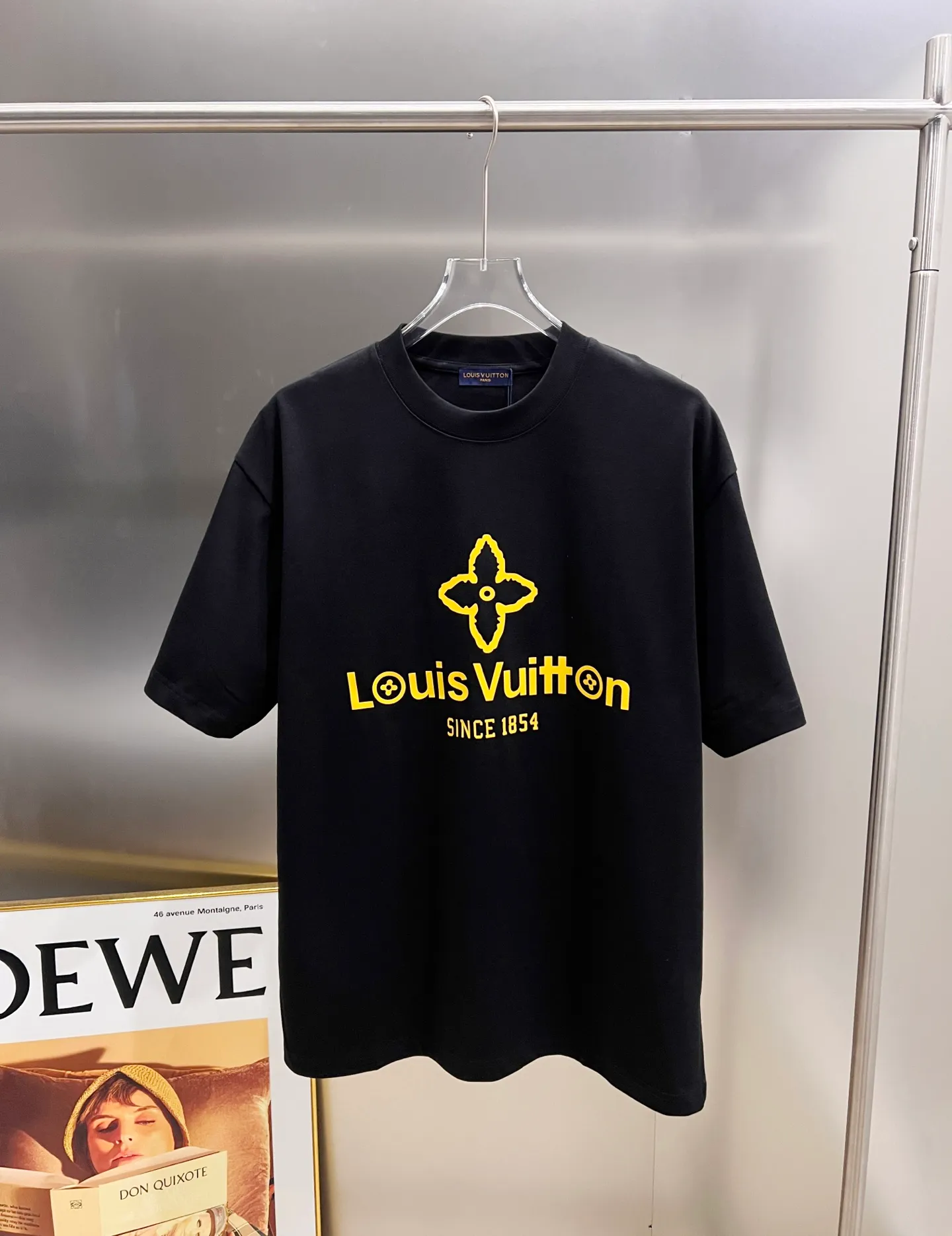 🅿️190 1v Louis* 2025 autumn and winter new style classic letter three-dimensional craft design high-end version! Highly breathable and comfortable, customized double yarn plain cotton fabric. Short-sleeved T-shirt. Same style for men and women. Sizes S M L XL XXL Five sizes black white